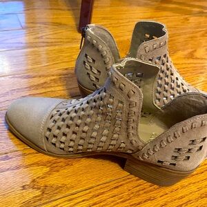 Franco Sarto Leather Block Heel shoes. 8.5 medium. New.